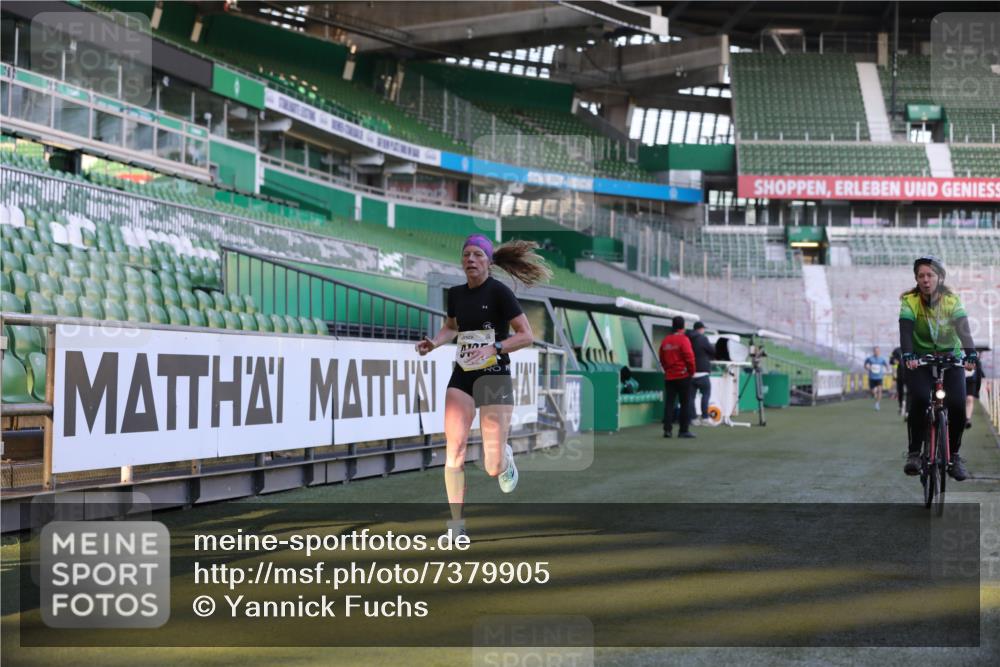 06.10.2024 - 19. swb-Marathon Bremen Yannick Fuchs http://msf.ph/oto/7379905 06.10.2024 10:20:42 Laufen im Stadion 7719, 8955, 9105 meine-sportfotos.de