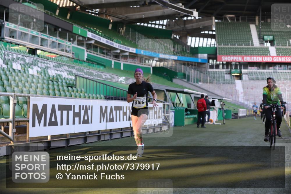 06.10.2024 - 19. swb-Marathon Bremen Yannick Fuchs http://msf.ph/oto/7379917 06.10.2024 10:20:42 Laufen im Stadion 7719, 8955, 9105 meine-sportfotos.de