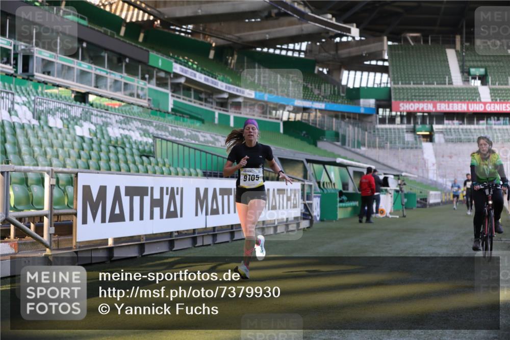 06.10.2024 - 19. swb-Marathon Bremen Yannick Fuchs http://msf.ph/oto/7379930 06.10.2024 10:20:43 Laufen im Stadion 7719, 8955, 9105 meine-sportfotos.de