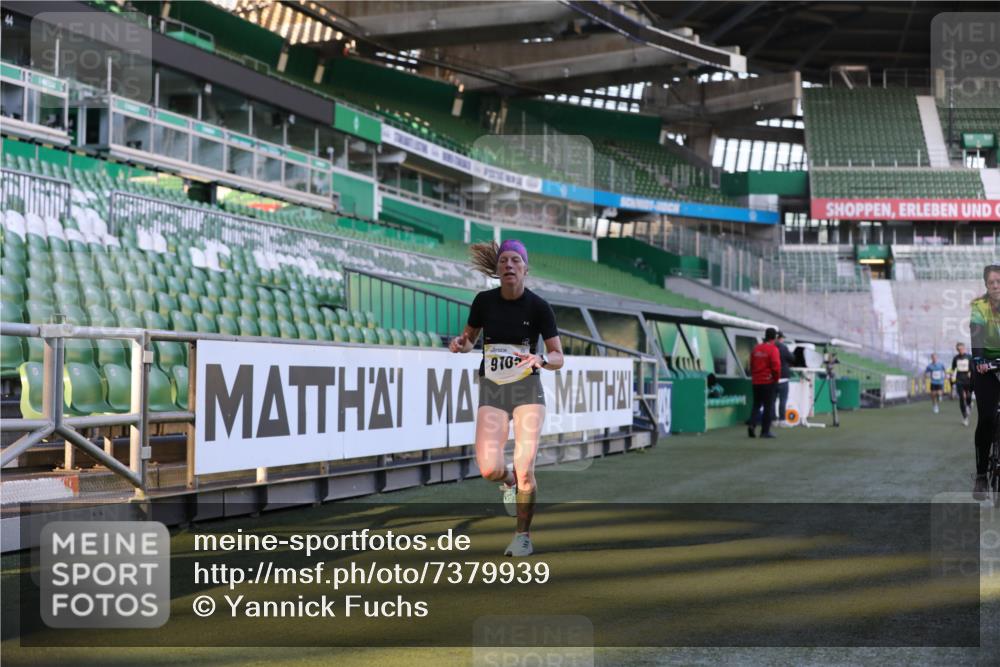 06.10.2024 - 19. swb-Marathon Bremen Yannick Fuchs http://msf.ph/oto/7379939 06.10.2024 10:20:43 Laufen im Stadion 7719, 8955, 9105 meine-sportfotos.de