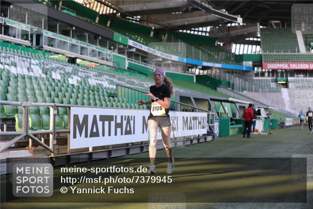 06.10.2024 - 19. swb-Marathon Bremen Yannick Fuchs http://msf.ph/oto/7379945 06.10.2024 10:20:43 Laufen im Stadion 7719, 8955, 9105 meine-sportfotos.de