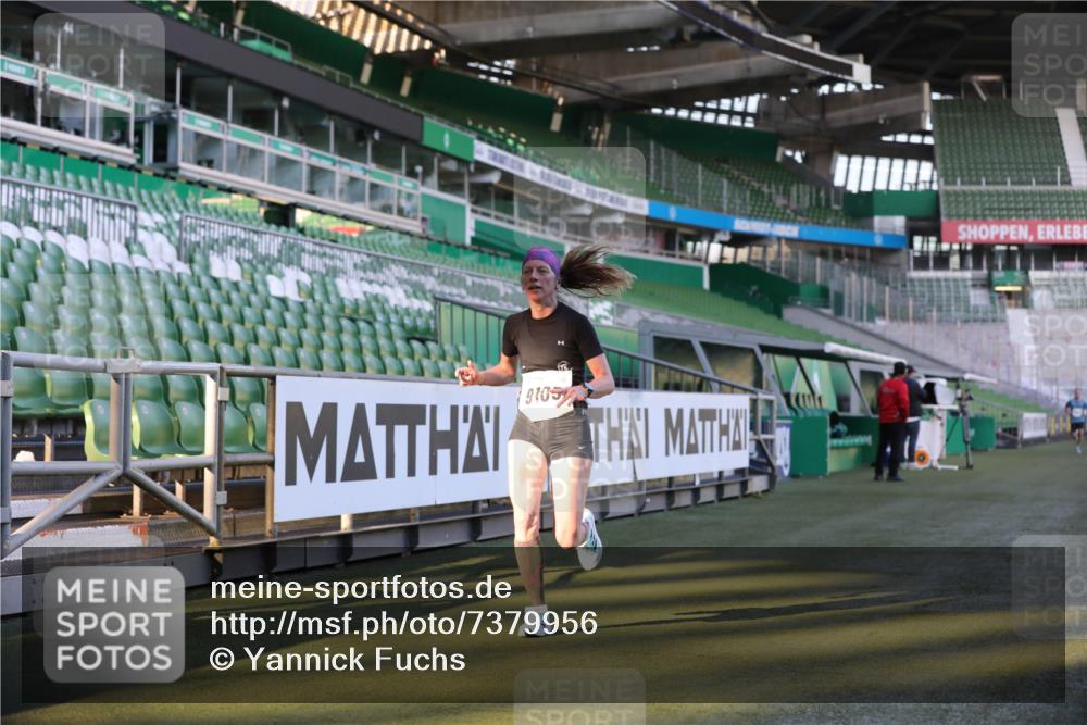 06.10.2024 - 19. swb-Marathon Bremen Yannick Fuchs http://msf.ph/oto/7379956 06.10.2024 10:20:43 Laufen im Stadion 7719, 8955, 9105 meine-sportfotos.de