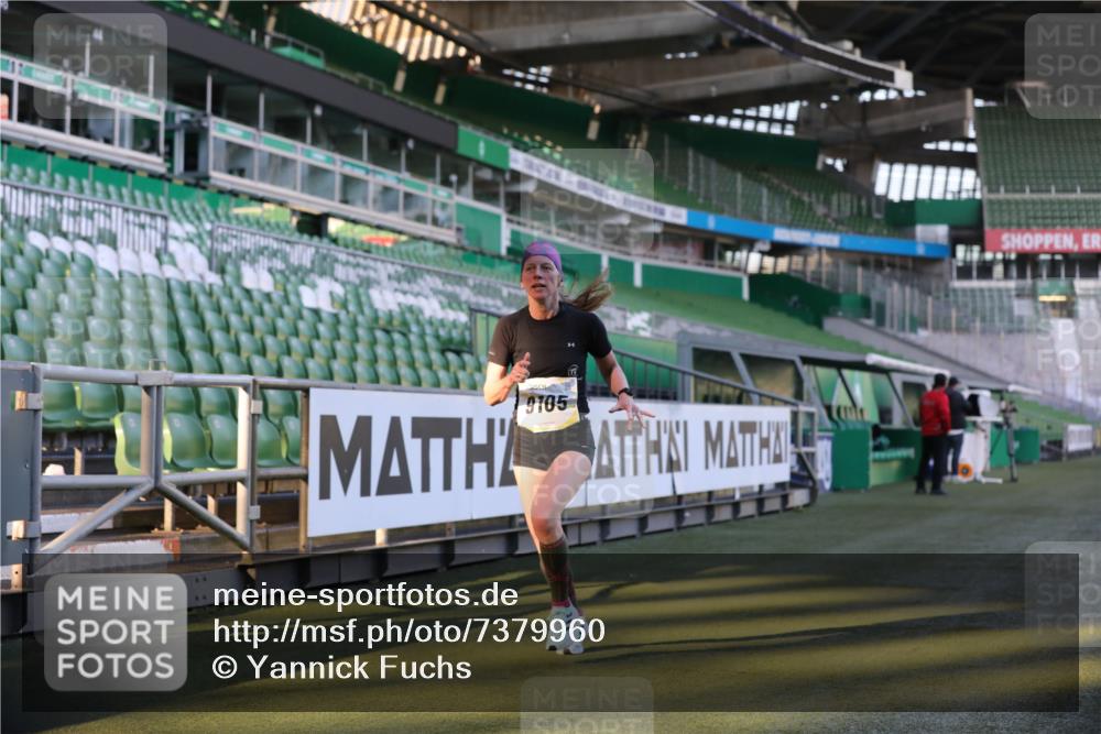 06.10.2024 - 19. swb-Marathon Bremen Yannick Fuchs http://msf.ph/oto/7379960 06.10.2024 10:20:43 Laufen im Stadion 7719, 8955, 9105 meine-sportfotos.de