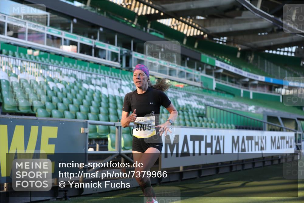 06.10.2024 - 19. swb-Marathon Bremen Yannick Fuchs http://msf.ph/oto/7379966 06.10.2024 10:20:44 Laufen im Stadion 7719, 8955, 9105 meine-sportfotos.de