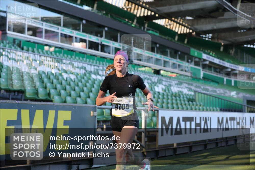 06.10.2024 - 19. swb-Marathon Bremen Yannick Fuchs http://msf.ph/oto/7379972 06.10.2024 10:20:44 Laufen im Stadion 7719, 8955, 9105 meine-sportfotos.de