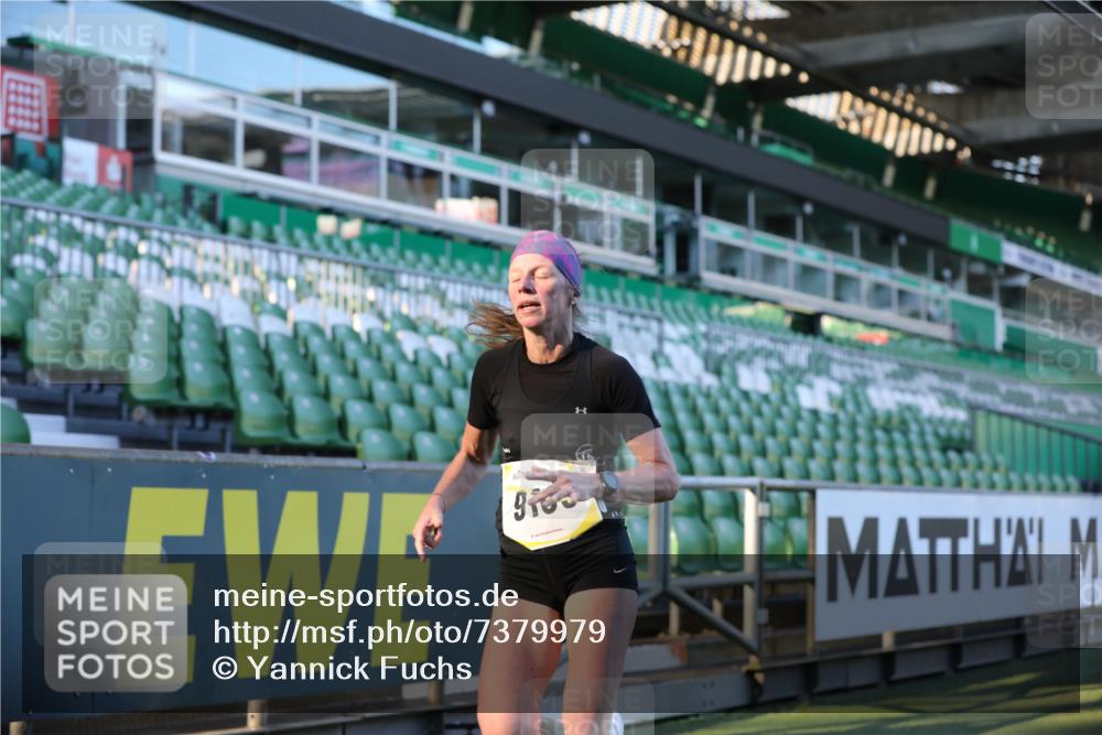 06.10.2024 - 19. swb-Marathon Bremen Yannick Fuchs http://msf.ph/oto/7379979 06.10.2024 10:20:44 Laufen im Stadion 7719, 8955, 9105 meine-sportfotos.de