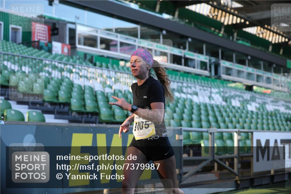 06.10.2024 - 19. swb-Marathon Bremen Yannick Fuchs http://msf.ph/oto/7379987 06.10.2024 10:20:44 Laufen im Stadion 7719, 8955, 9105 meine-sportfotos.de