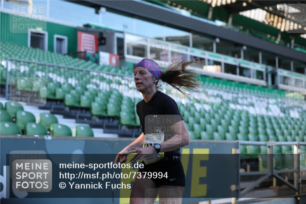 06.10.2024 - 19. swb-Marathon Bremen Yannick Fuchs http://msf.ph/oto/7379994 06.10.2024 10:20:44 Laufen im Stadion 7719, 8955, 9105 meine-sportfotos.de