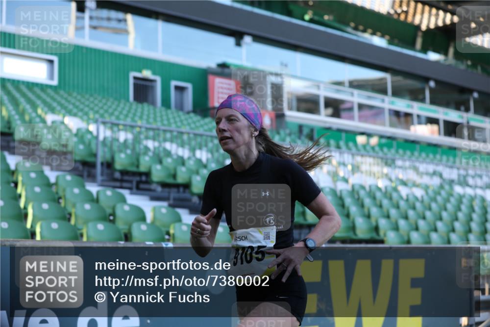 06.10.2024 - 19. swb-Marathon Bremen Yannick Fuchs http://msf.ph/oto/7380002 06.10.2024 10:20:45 Laufen im Stadion 7719, 8657, 8825, 8955, 9105 meine-sportfotos.de