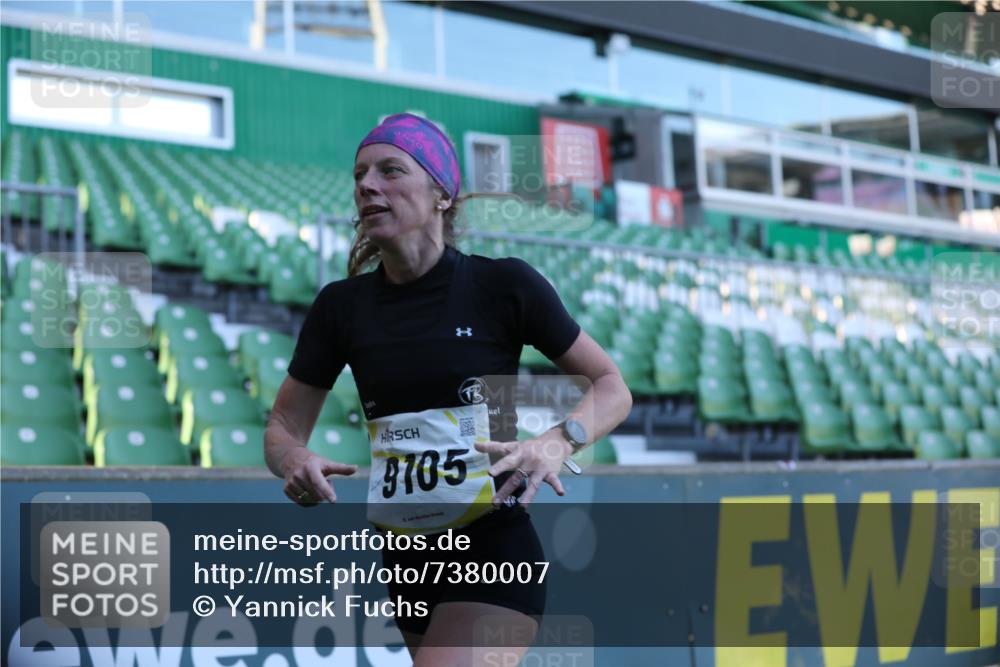 06.10.2024 - 19. swb-Marathon Bremen Yannick Fuchs http://msf.ph/oto/7380007 06.10.2024 10:20:45 Laufen im Stadion 7719, 8657, 8825, 8955, 9105 meine-sportfotos.de