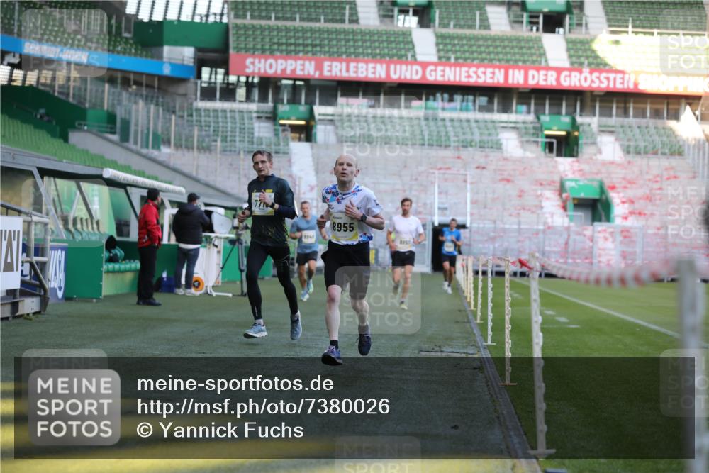 06.10.2024 - 19. swb-Marathon Bremen Yannick Fuchs http://msf.ph/oto/7380026 06.10.2024 10:20:48 Laufen im Stadion 7719, 8657, 8825, 8948, 8955, 9105 meine-sportfotos.de