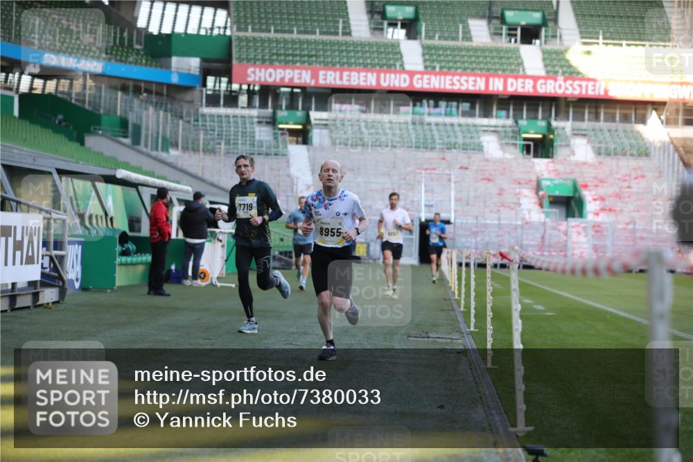 06.10.2024 - 19. swb-Marathon Bremen Yannick Fuchs http://msf.ph/oto/7380033 06.10.2024 10:20:48 Laufen im Stadion 7719, 8657, 8825, 8948, 8955, 9105 meine-sportfotos.de