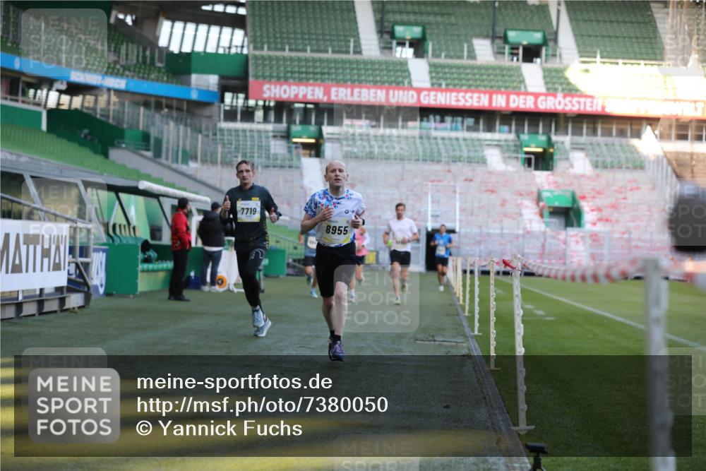 06.10.2024 - 19. swb-Marathon Bremen Yannick Fuchs http://msf.ph/oto/7380050 06.10.2024 10:20:48 Laufen im Stadion 7719, 8657, 8825, 8948, 8955, 9105 meine-sportfotos.de