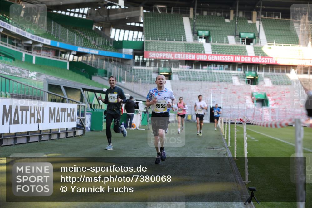 06.10.2024 - 19. swb-Marathon Bremen Yannick Fuchs http://msf.ph/oto/7380068 06.10.2024 10:20:49 Laufen im Stadion 7719, 8397, 8657, 8825, 8948, 8955, 9105 meine-sportfotos.de