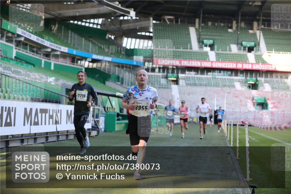 06.10.2024 - 19. swb-Marathon Bremen Yannick Fuchs http://msf.ph/oto/7380073 06.10.2024 10:20:50 Laufen im Stadion 7719, 8397, 8657, 8825, 8948, 8955, 9105 meine-sportfotos.de