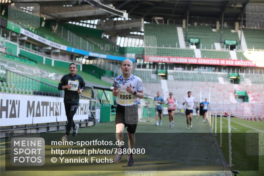 06.10.2024 - 19. swb-Marathon Bremen Yannick Fuchs http://msf.ph/oto/7380080 06.10.2024 10:20:50 Laufen im Stadion 7719, 8397, 8657, 8825, 8948, 8955, 9105 meine-sportfotos.de