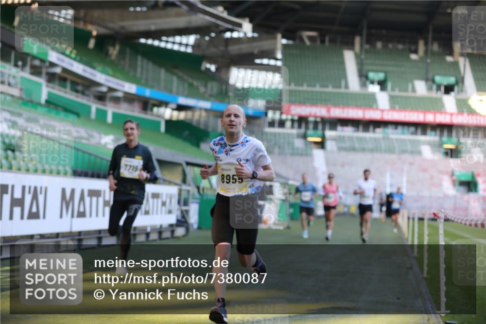 06.10.2024 - 19. swb-Marathon Bremen Yannick Fuchs http://msf.ph/oto/7380087 06.10.2024 10:20:50 Laufen im Stadion 7719, 8397, 8657, 8825, 8948, 8955, 9105 meine-sportfotos.de
