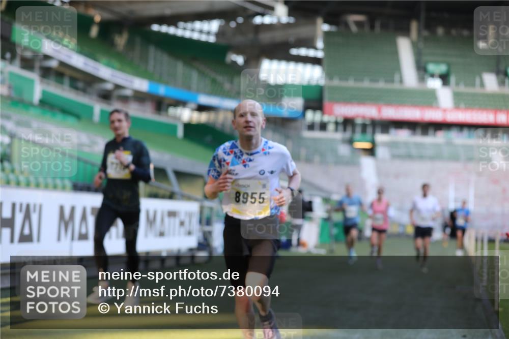 06.10.2024 - 19. swb-Marathon Bremen Yannick Fuchs http://msf.ph/oto/7380094 06.10.2024 10:20:50 Laufen im Stadion 7719, 8397, 8657, 8825, 8948, 8955, 9105 meine-sportfotos.de