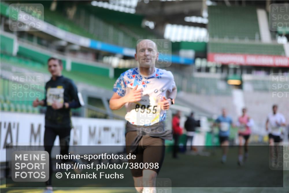 06.10.2024 - 19. swb-Marathon Bremen Yannick Fuchs http://msf.ph/oto/7380098 06.10.2024 10:20:50 Laufen im Stadion 7719, 8397, 8657, 8825, 8948, 8955, 9105 meine-sportfotos.de