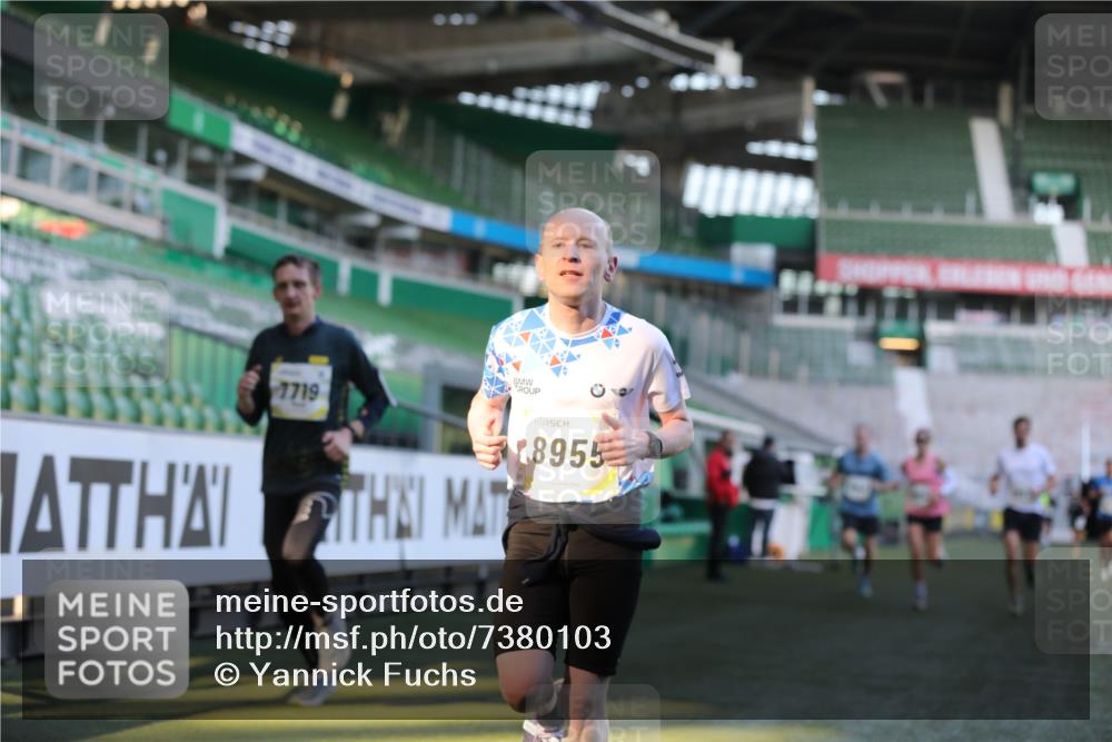 06.10.2024 - 19. swb-Marathon Bremen Yannick Fuchs http://msf.ph/oto/7380103 06.10.2024 10:20:51 Laufen im Stadion 7719, 8397, 8657, 8825, 8948, 8955, 9105 meine-sportfotos.de