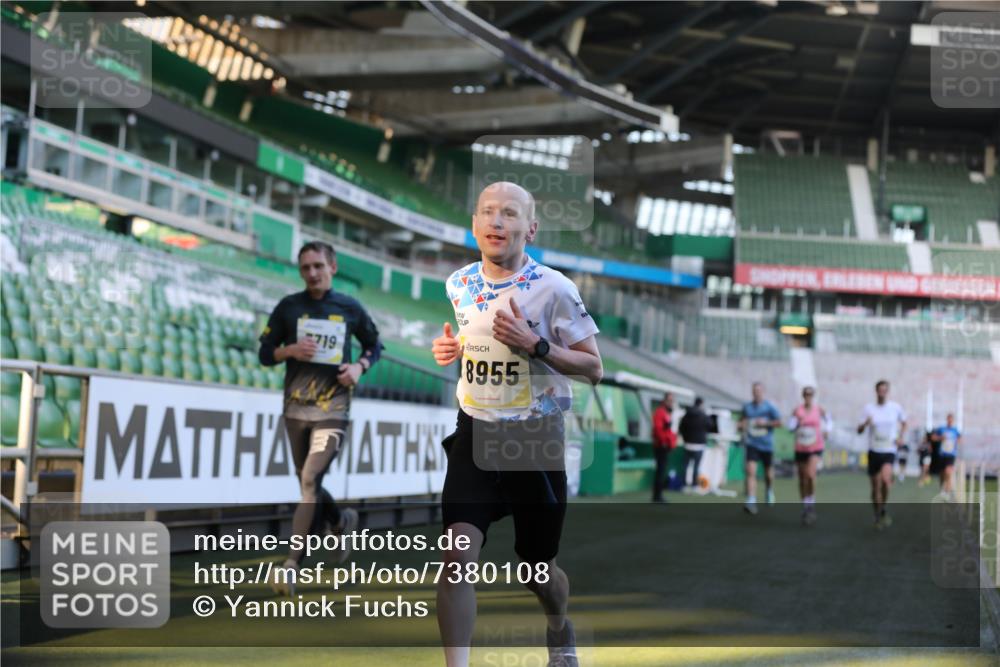 06.10.2024 - 19. swb-Marathon Bremen Yannick Fuchs http://msf.ph/oto/7380108 06.10.2024 10:20:51 Laufen im Stadion 7719, 8397, 8657, 8825, 8948, 8955, 9105 meine-sportfotos.de
