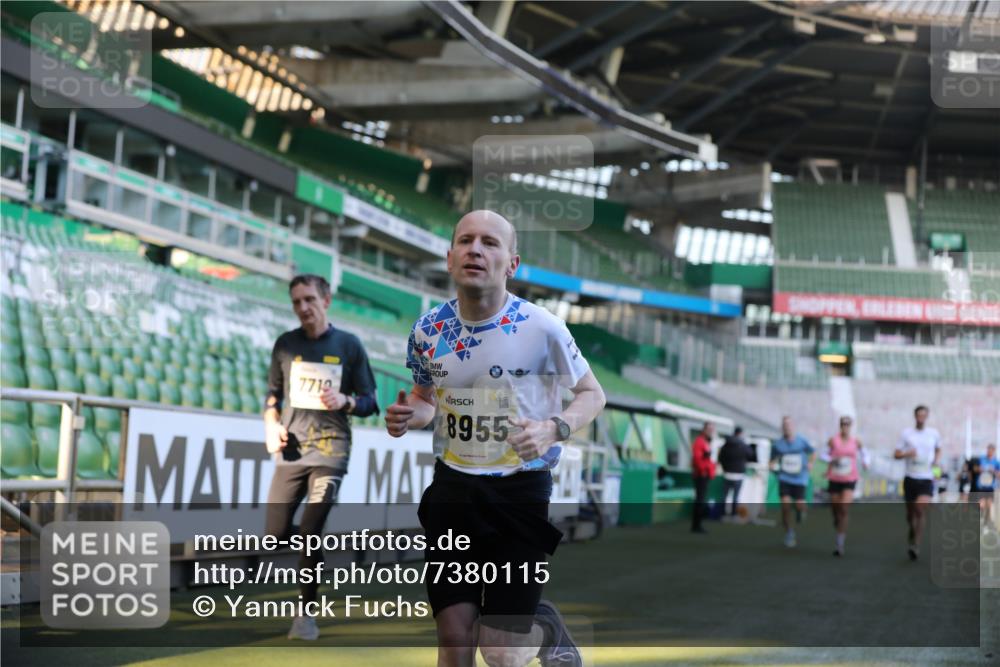06.10.2024 - 19. swb-Marathon Bremen Yannick Fuchs http://msf.ph/oto/7380115 06.10.2024 10:20:51 Laufen im Stadion 7719, 8397, 8657, 8825, 8948, 8955, 9105 meine-sportfotos.de
