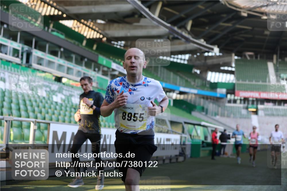06.10.2024 - 19. swb-Marathon Bremen Yannick Fuchs http://msf.ph/oto/7380122 06.10.2024 10:20:51 Laufen im Stadion 7719, 8397, 8657, 8825, 8948, 8955, 9105 meine-sportfotos.de