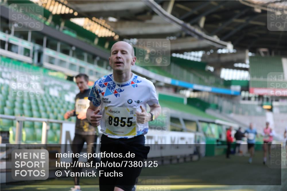 06.10.2024 - 19. swb-Marathon Bremen Yannick Fuchs http://msf.ph/oto/7380125 06.10.2024 10:20:51 Laufen im Stadion 7719, 8397, 8657, 8825, 8948, 8955, 9105 meine-sportfotos.de
