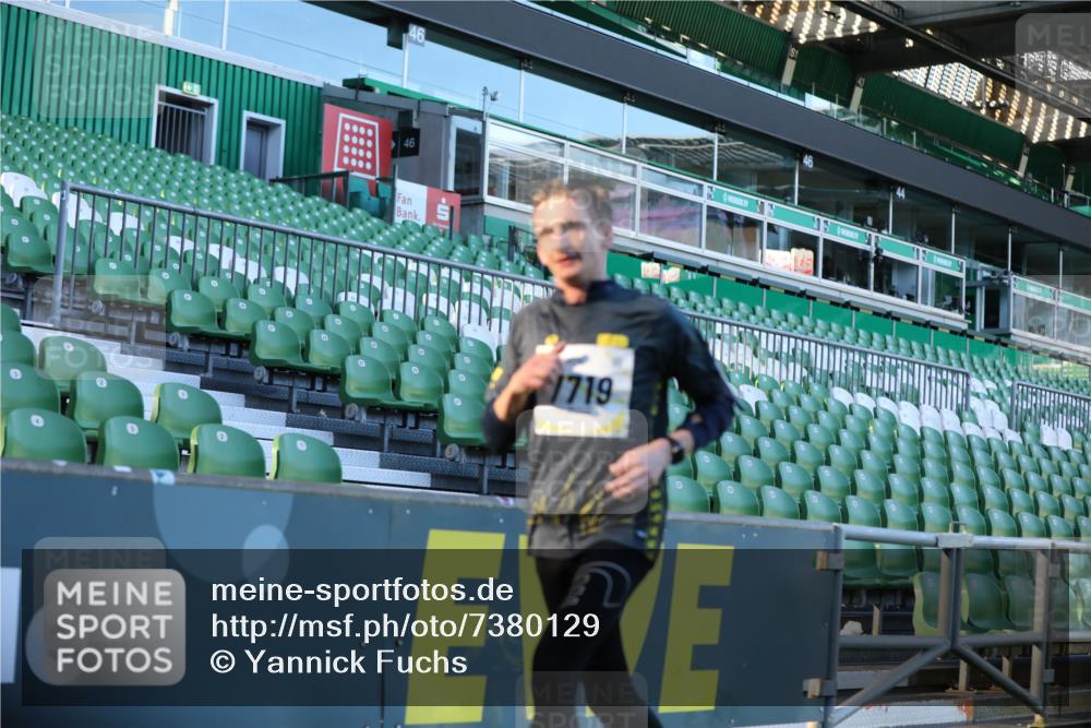 06.10.2024 - 19. swb-Marathon Bremen Yannick Fuchs http://msf.ph/oto/7380129 06.10.2024 10:20:52 Laufen im Stadion 7719, 8397, 8657, 8825, 8948, 8955, 9105 meine-sportfotos.de