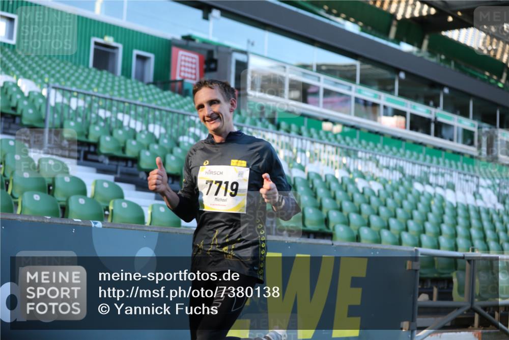 06.10.2024 - 19. swb-Marathon Bremen Yannick Fuchs http://msf.ph/oto/7380138 06.10.2024 10:20:52 Laufen im Stadion 7719, 8397, 8657, 8825, 8948, 8955, 9105 meine-sportfotos.de