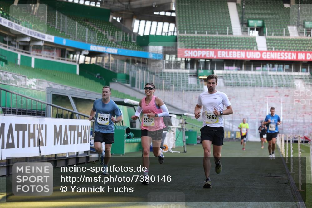 06.10.2024 - 19. swb-Marathon Bremen Yannick Fuchs http://msf.ph/oto/7380146 06.10.2024 10:20:53 Laufen im Stadion 7719, 8397, 8657, 8825, 8948, 8955, 9105 meine-sportfotos.de
