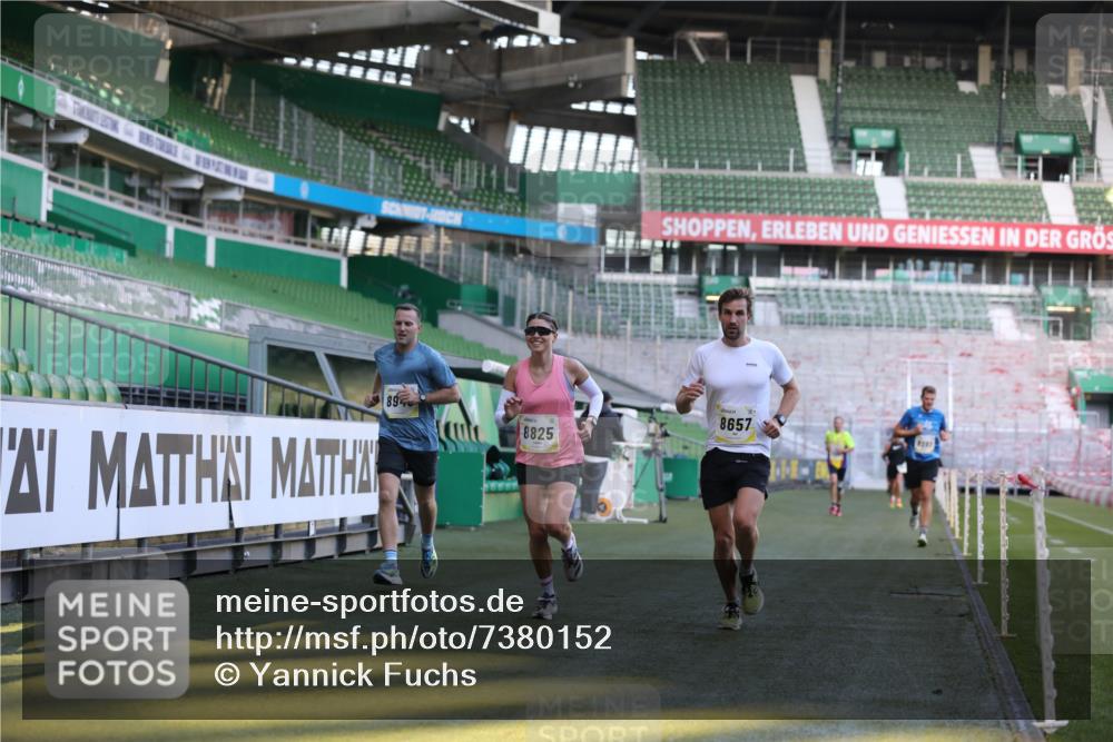 06.10.2024 - 19. swb-Marathon Bremen Yannick Fuchs http://msf.ph/oto/7380152 06.10.2024 10:20:53 Laufen im Stadion 7719, 8397, 8657, 8825, 8948, 8955, 9105 meine-sportfotos.de
