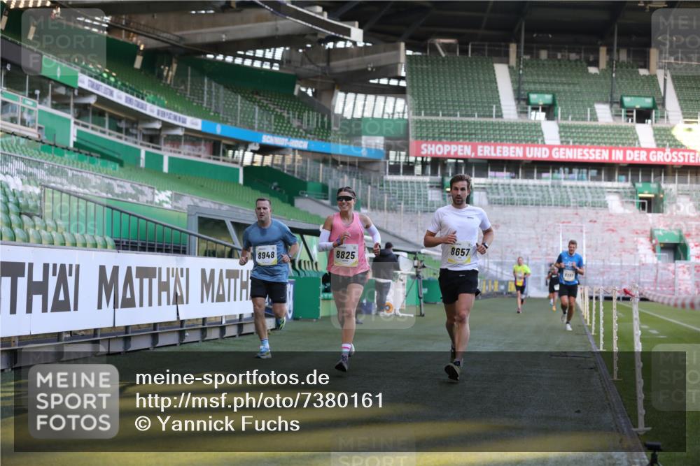 06.10.2024 - 19. swb-Marathon Bremen Yannick Fuchs http://msf.ph/oto/7380161 06.10.2024 10:20:54 Laufen im Stadion 7230, 7719, 8397, 8657, 8825, 8948, 8955, 9105 meine-sportfotos.de