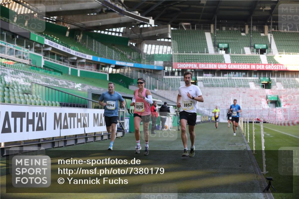 06.10.2024 - 19. swb-Marathon Bremen Yannick Fuchs http://msf.ph/oto/7380179 06.10.2024 10:20:54 Laufen im Stadion 7230, 7719, 8397, 8657, 8825, 8948, 8955, 9105 meine-sportfotos.de