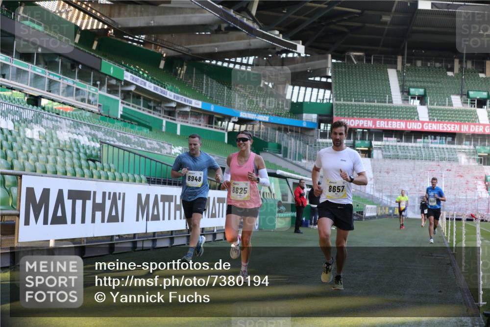 06.10.2024 - 19. swb-Marathon Bremen Yannick Fuchs http://msf.ph/oto/7380194 06.10.2024 10:20:54 Laufen im Stadion 7230, 7719, 8397, 8657, 8825, 8948, 8955, 9105 meine-sportfotos.de