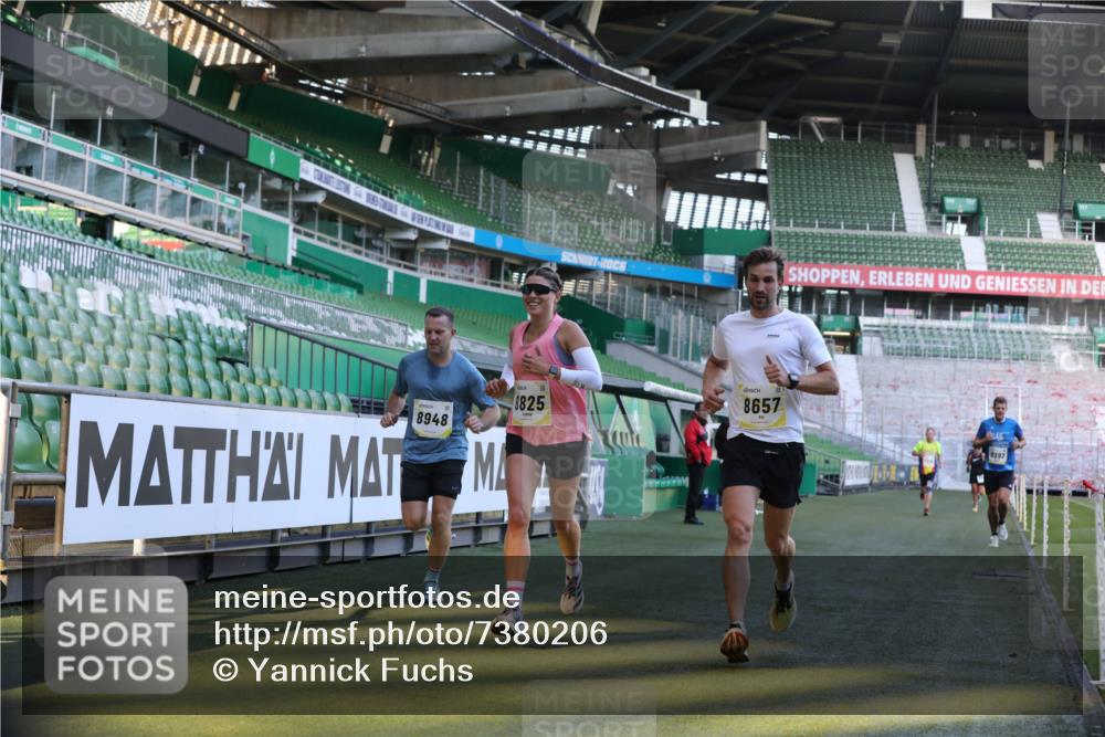06.10.2024 - 19. swb-Marathon Bremen Yannick Fuchs http://msf.ph/oto/7380206 06.10.2024 10:20:55 Laufen im Stadion 7230, 7719, 8397, 8657, 8825, 8937, 8948, 8955, 9105 meine-sportfotos.de