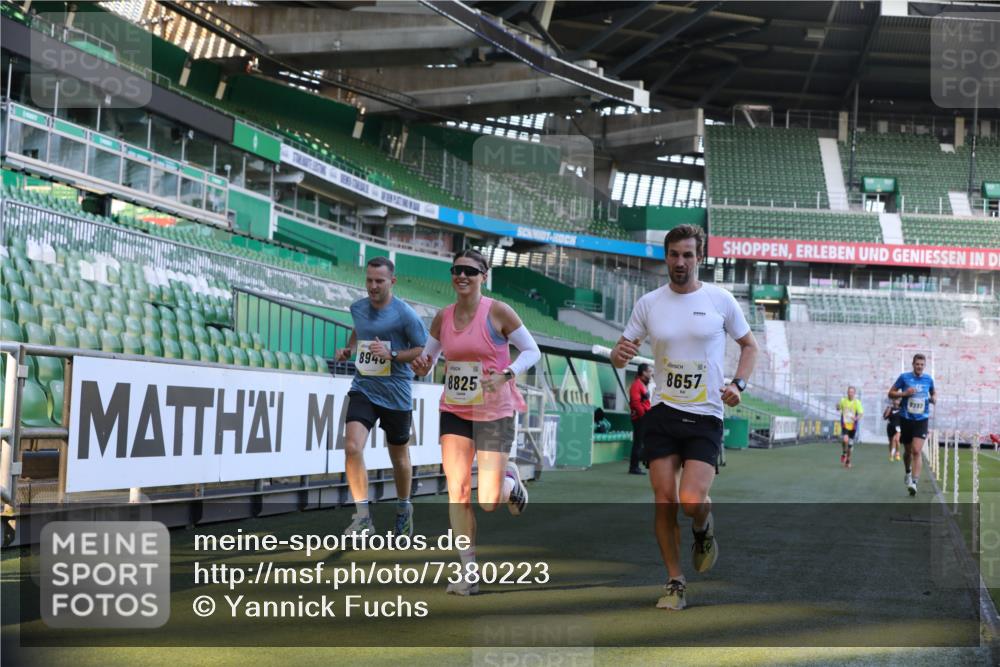 06.10.2024 - 19. swb-Marathon Bremen Yannick Fuchs http://msf.ph/oto/7380223 06.10.2024 10:20:55 Laufen im Stadion 7230, 7719, 8397, 8657, 8825, 8937, 8948, 8955, 9105 meine-sportfotos.de