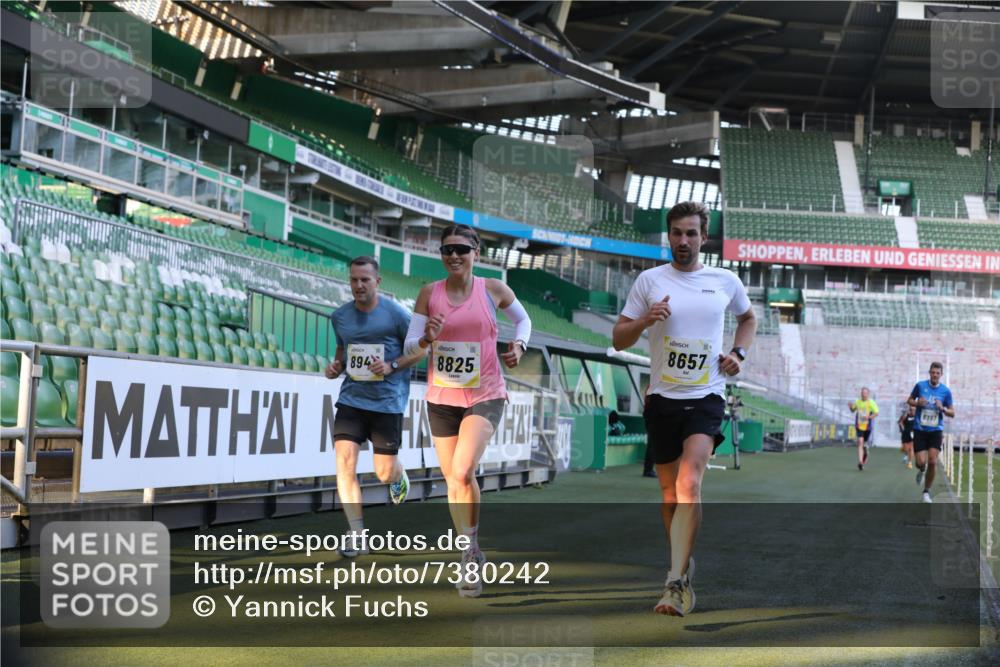 06.10.2024 - 19. swb-Marathon Bremen Yannick Fuchs http://msf.ph/oto/7380242 06.10.2024 10:20:55 Laufen im Stadion 7230, 7719, 8397, 8657, 8825, 8937, 8948, 8955, 9105 meine-sportfotos.de