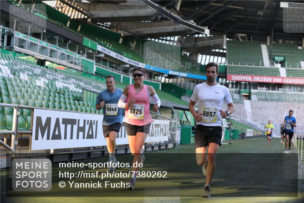 06.10.2024 - 19. swb-Marathon Bremen Yannick Fuchs http://msf.ph/oto/7380262 06.10.2024 10:20:55 Laufen im Stadion 7230, 7719, 8397, 8657, 8825, 8937, 8948, 8955, 9105 meine-sportfotos.de