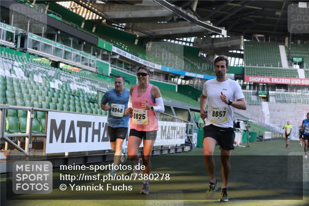 06.10.2024 - 19. swb-Marathon Bremen Yannick Fuchs http://msf.ph/oto/7380278 06.10.2024 10:20:55 Laufen im Stadion 7230, 7719, 8397, 8657, 8825, 8937, 8948, 8955, 9105 meine-sportfotos.de