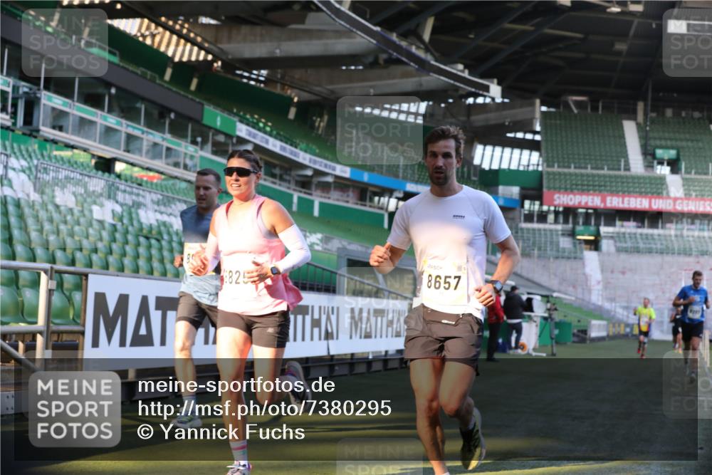 06.10.2024 - 19. swb-Marathon Bremen Yannick Fuchs http://msf.ph/oto/7380295 06.10.2024 10:20:55 Laufen im Stadion 7230, 7719, 8397, 8657, 8825, 8937, 8948, 8955, 9105 meine-sportfotos.de