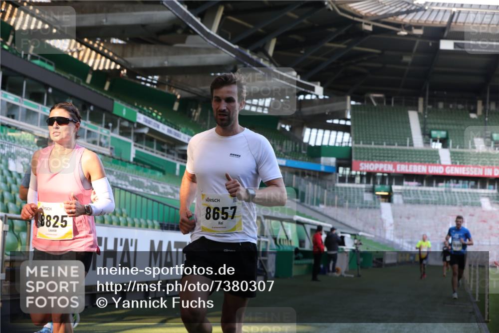 06.10.2024 - 19. swb-Marathon Bremen Yannick Fuchs http://msf.ph/oto/7380307 06.10.2024 10:20:56 Laufen im Stadion 7230, 7719, 8397, 8657, 8825, 8937, 8948, 8955, 9105 meine-sportfotos.de
