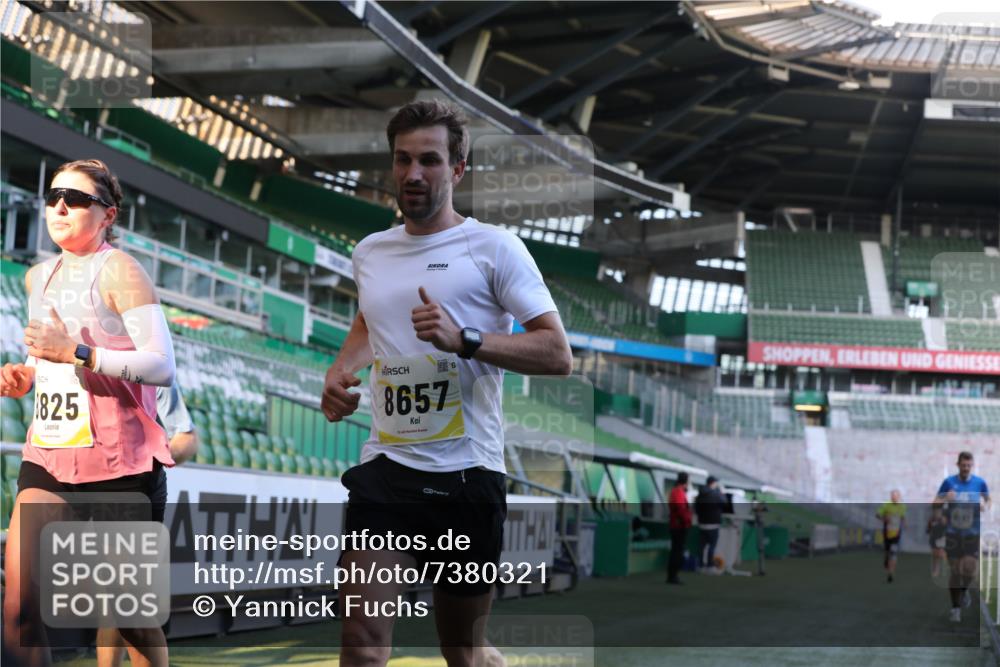 06.10.2024 - 19. swb-Marathon Bremen Yannick Fuchs http://msf.ph/oto/7380321 06.10.2024 10:20:56 Laufen im Stadion 7230, 7719, 8397, 8657, 8825, 8937, 8948, 8955, 9105 meine-sportfotos.de