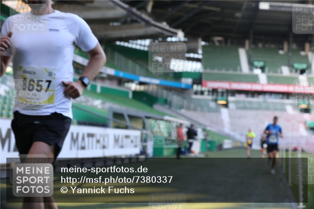 06.10.2024 - 19. swb-Marathon Bremen Yannick Fuchs http://msf.ph/oto/7380337 06.10.2024 10:20:56 Laufen im Stadion 7230, 7719, 8397, 8657, 8825, 8937, 8948, 8955, 9105 meine-sportfotos.de