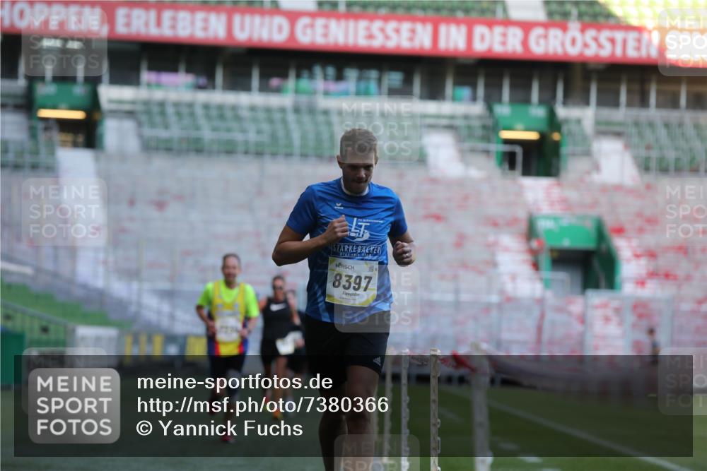 06.10.2024 - 19. swb-Marathon Bremen Yannick Fuchs http://msf.ph/oto/7380366 06.10.2024 10:20:57 Laufen im Stadion 7230, 7719, 8093, 8397, 8657, 8825, 8937, 8948, 8955, 9105 meine-sportfotos.de