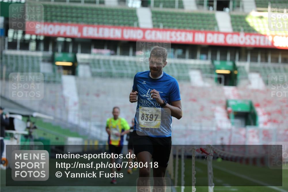 06.10.2024 - 19. swb-Marathon Bremen Yannick Fuchs http://msf.ph/oto/7380418 06.10.2024 10:20:58 Laufen im Stadion 7230, 7719, 8093, 8397, 8657, 8825, 8937, 8948, 8955, 9105 meine-sportfotos.de