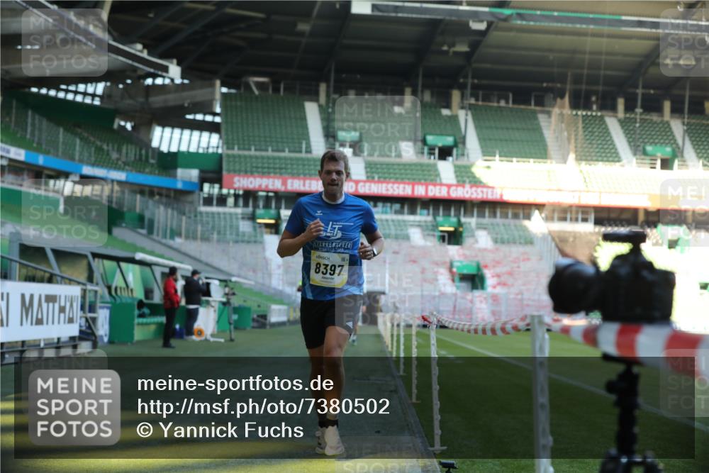 06.10.2024 - 19. swb-Marathon Bremen Yannick Fuchs http://msf.ph/oto/7380502 06.10.2024 10:20:59 Laufen im Stadion 7230, 7719, 8093, 8397, 8657, 8825, 8937, 8948, 8955, 9105 meine-sportfotos.de