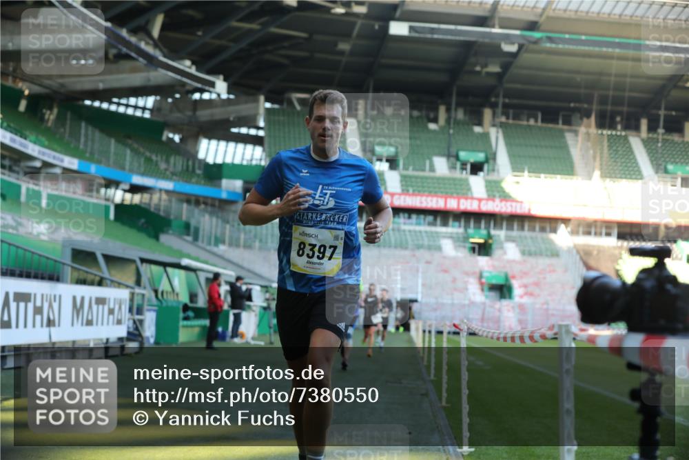06.10.2024 - 19. swb-Marathon Bremen Yannick Fuchs http://msf.ph/oto/7380550 06.10.2024 10:21:00 Laufen im Stadion 7230, 7719, 8093, 8397, 8657, 8825, 8937, 8948, 8955, 9105 meine-sportfotos.de