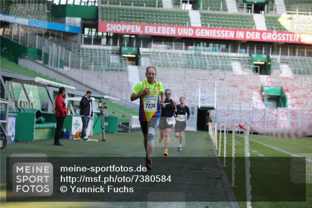 06.10.2024 - 19. swb-Marathon Bremen Yannick Fuchs http://msf.ph/oto/7380584 06.10.2024 10:21:01 Laufen im Stadion 7230, 7719, 8093, 8397, 8657, 8825, 8937, 8948, 8955, 9105 meine-sportfotos.de