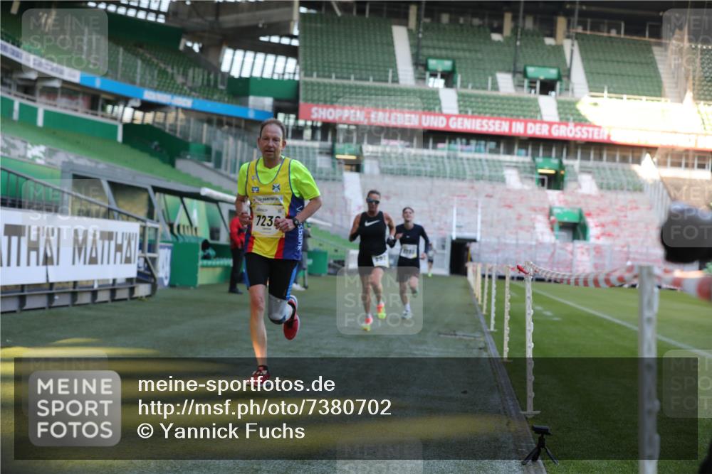 06.10.2024 - 19. swb-Marathon Bremen Yannick Fuchs http://msf.ph/oto/7380702 06.10.2024 10:21:03 Laufen im Stadion 7230, 7719, 8093, 8397, 8657, 8825, 8937, 8948, 8955, 9105 meine-sportfotos.de